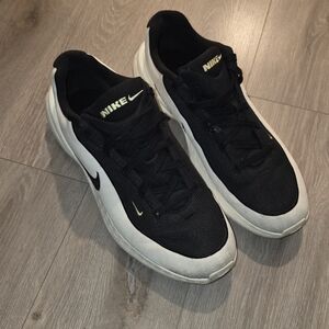 Nike Men's Black and White Athletic Sneakers